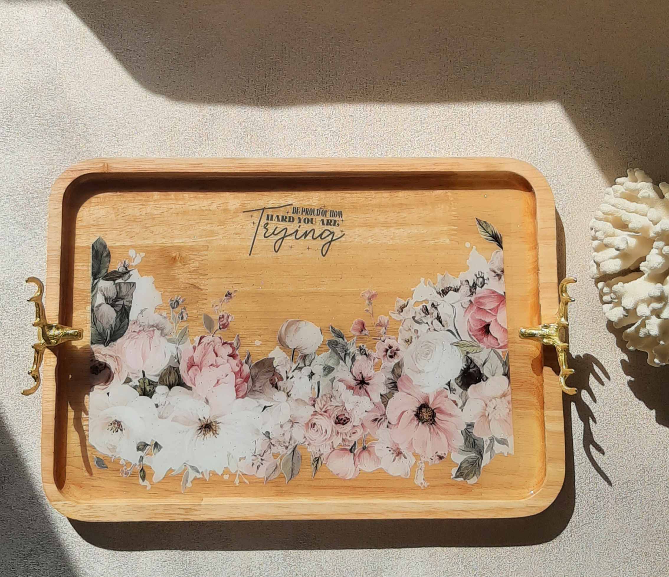 سینی چوبی گوزن با گلهای بهاری